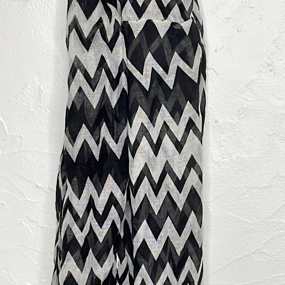 Chevron Scarf Black & White - Picture 3 of 3